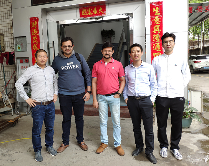 檔案密集架廠家外國客戶合照